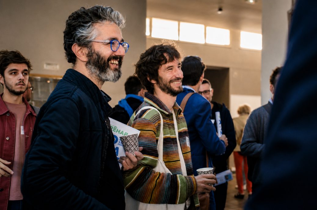 Participants discutant pendant une pause du colloque BâtiREHAB
