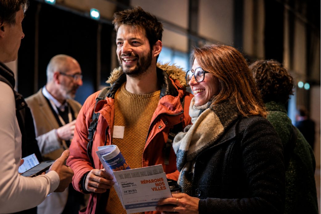 Professionnels du bâtiment échangeant lors du colloque BâtiREHAB