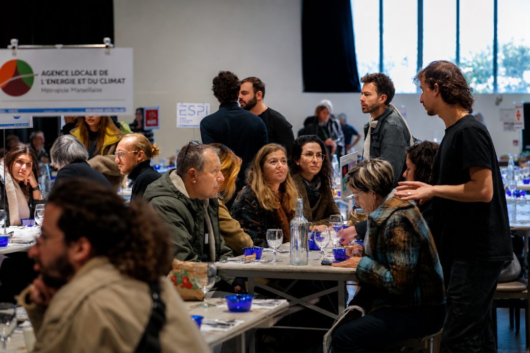 Déjeuner et échanges professionnels autour des tables du colloque BâtiREHAB